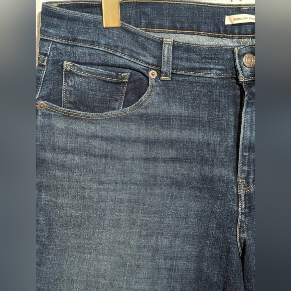 👖 Levi's Women's Bermuda Jean Shorts - W32 Dark Wash - Picture 2 of 8